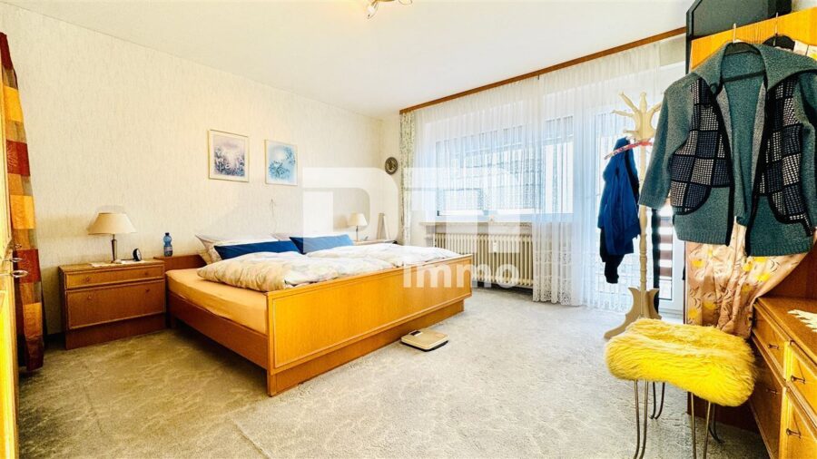 Modernisiertes Ein-/ Zweifamilienhaus inkl. PV-Anlage + Garage auf Traumgrundstück - WE2 OG Schlafzimmer / Zugang Balkon